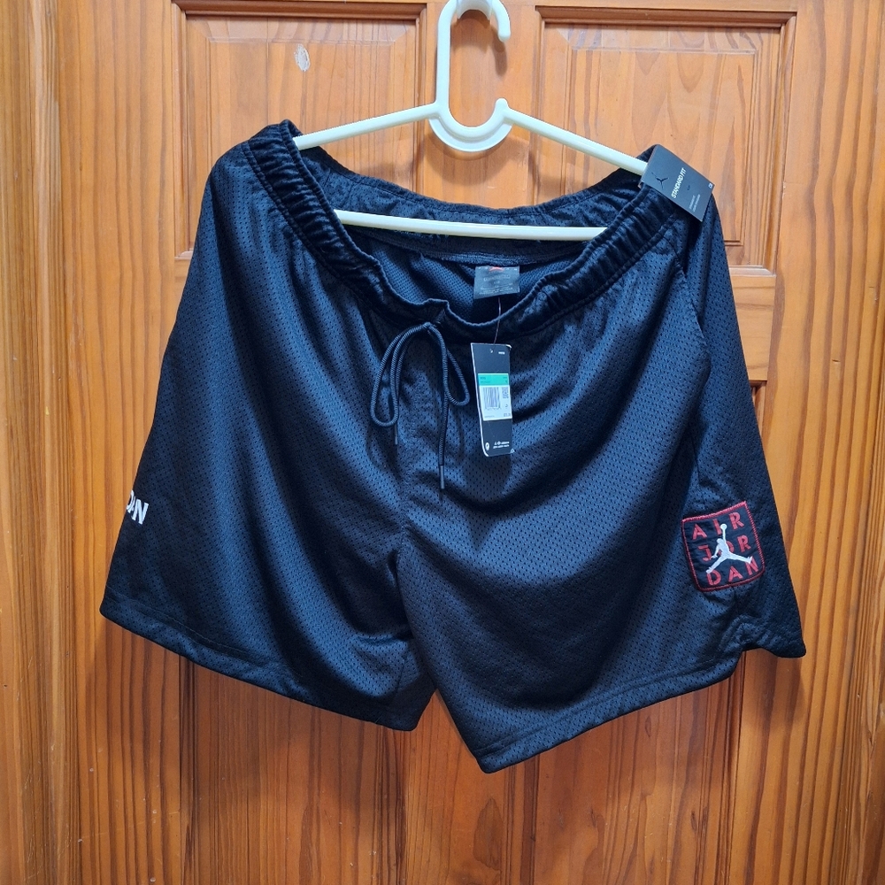 AIR JORDAN BASKETBALL SHORTS SIZE XL NEW WITH TAGS.